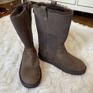 New Uggs Brown Back Zipper